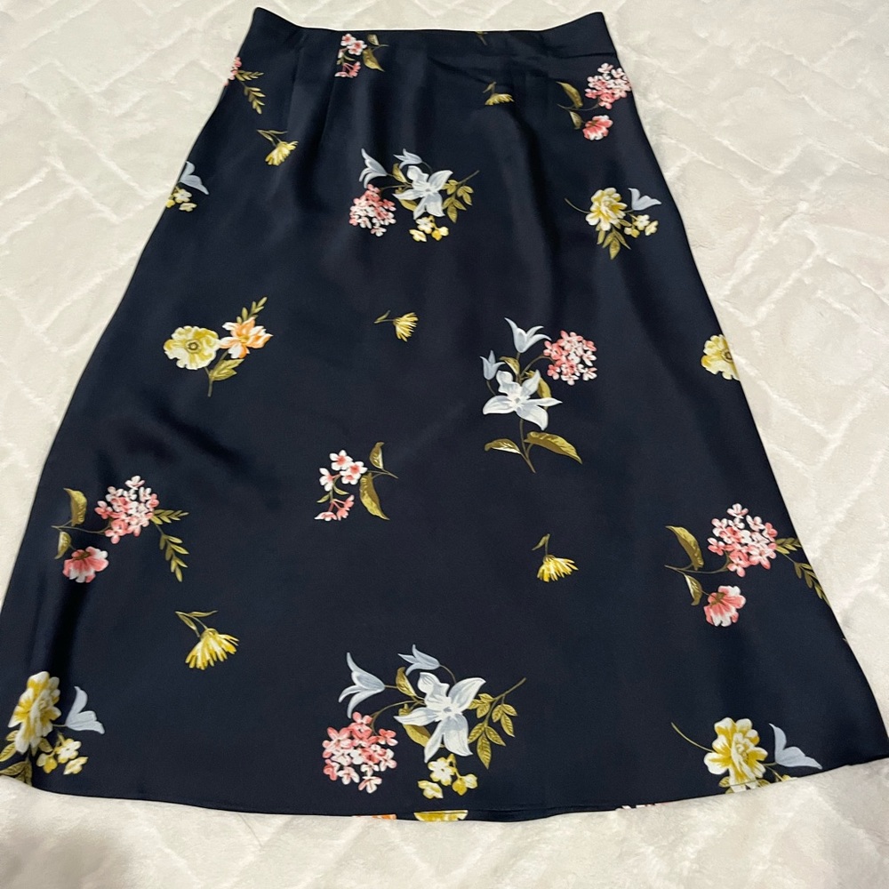 Women's LOFT Skirt navy blue stunning on!Size Medium NWOT